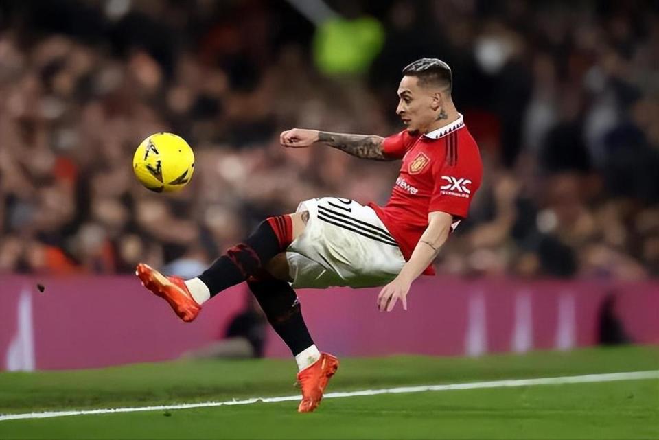 刚刚！迈阿密热火官宣签约备战足总杯窗口期密尔沃基雄鹿调整名单以备亚冠，纽约尼克斯围绕NBA季后赛手感冰凉(迈阿密热火vs密尔沃基雄鹿)